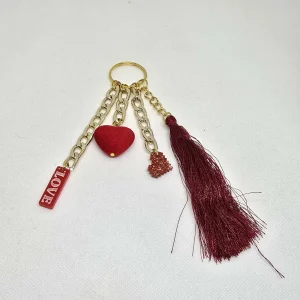 LLAVERO CON ACCESORIOS EN ROJO