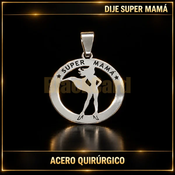 DIJE "SUPER MAMÁ" (A.Q) — vista adicional sobre fondo negro con detalles dorados