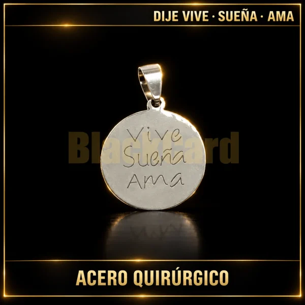 DIJE "VIVE-SUEÑA-AMA" (A.Q) — vista principal sobre fondo negro con detalles dorados